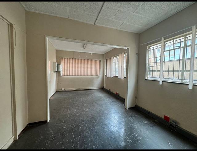 280M² WAREHOUSE TO LET IN INDUSTRIA NORTH